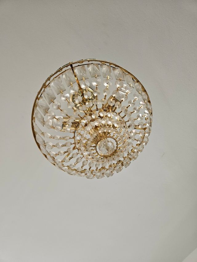 Lámpara de techo dorada y cristal
