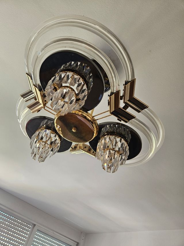 Lámpara de techo dorada y transparente