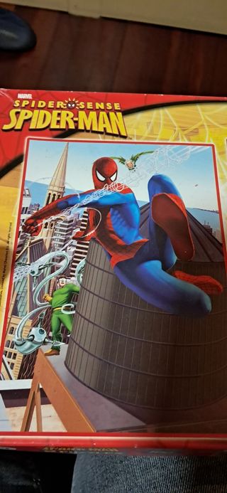 2 Puzzles: Spiderman y Playmobil