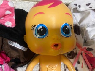 Muñeca Bebé Llorón con dos conjuntos
