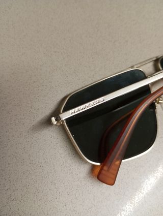 Gafas de sol Hawkers doradas y verdes