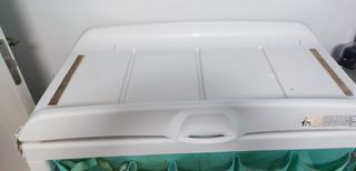 Cambiador con bañera para bebé. 