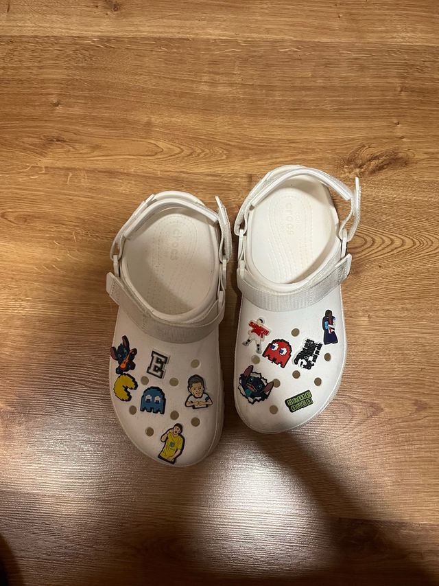 Crocs Blancos con Jibbitz