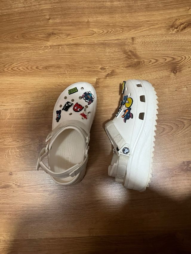 Crocs Blancos con Jibbitz