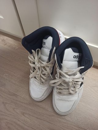 Zapatillas Adidas Blancas y Azules Hoops 3.0 Mid