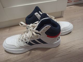 Zapatillas Adidas Blancas y Azules Hoops 3.0 Mid