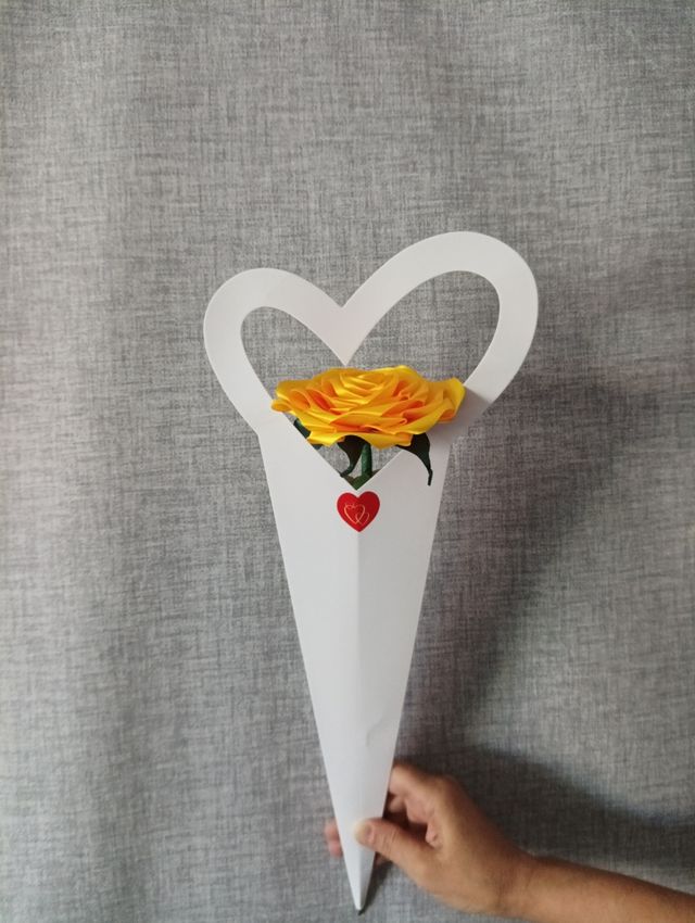 Flor eterna de satén con envoltorio corazón