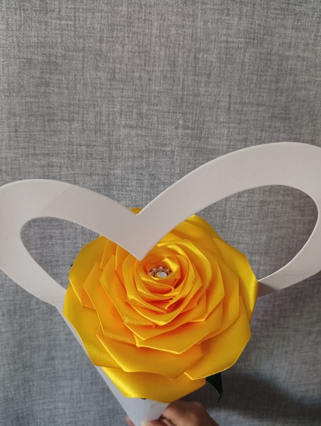 Flor eterna de satén con envoltorio corazón