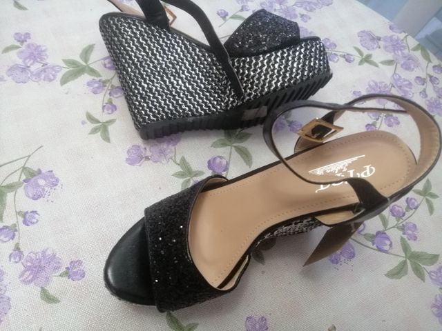 Sandalias de cuña negras y plateadas. Ver medidas.