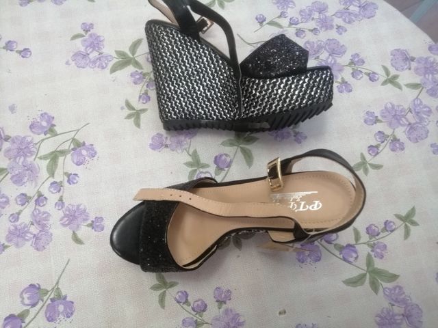 Sandalias de cuña negras y plateadas. Ver medidas.