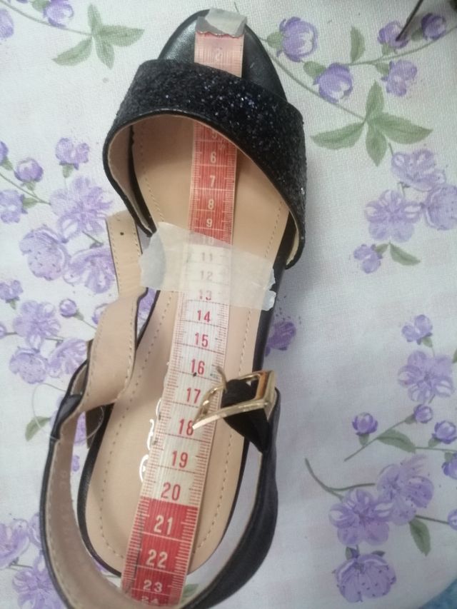 Sandalias de cuña negras y plateadas. Ver medidas.