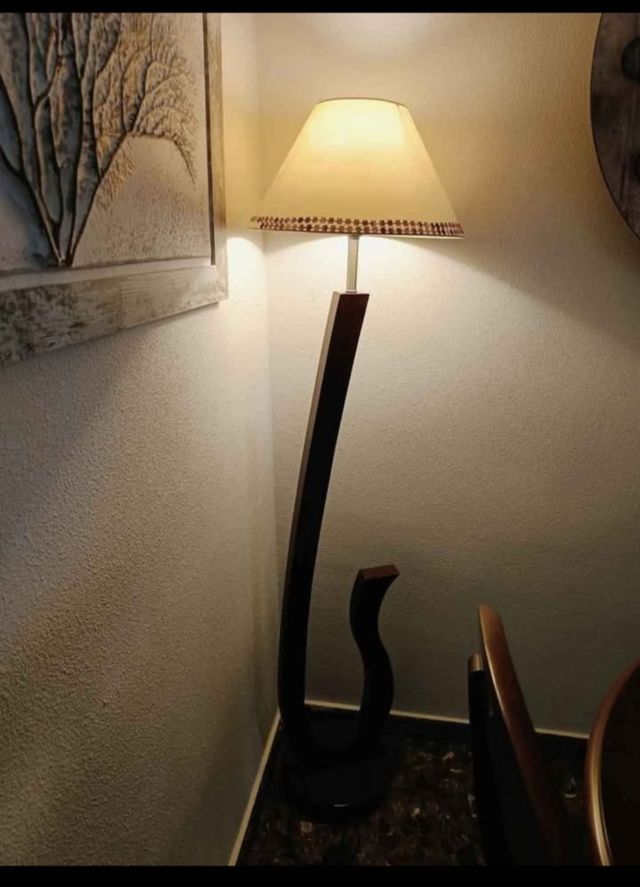 Lámpara de pie de madera y tela