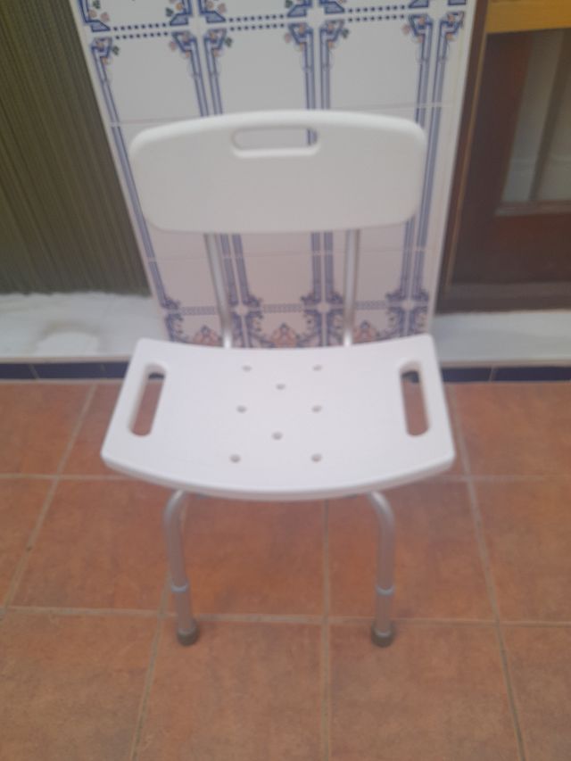 Silla de ducha ortopédica blanca