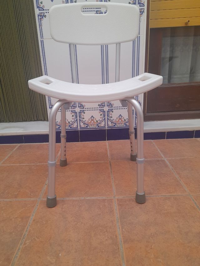 Silla de ducha ortopédica blanca