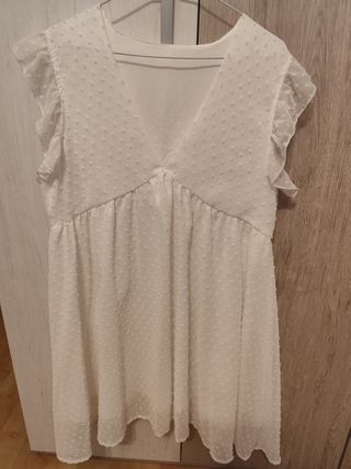 Vestido blanco con volantes en las mangas