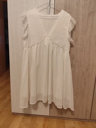 Vestido blanco con volantes en las mangas