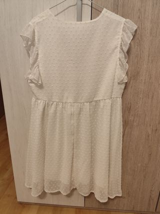Vestido blanco con volantes en las mangas