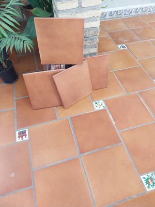 Losas de gres para patio/terraza color marrón.  