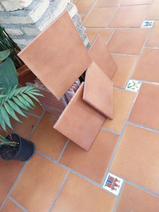 Losas de gres para patio/terraza color marrón.  