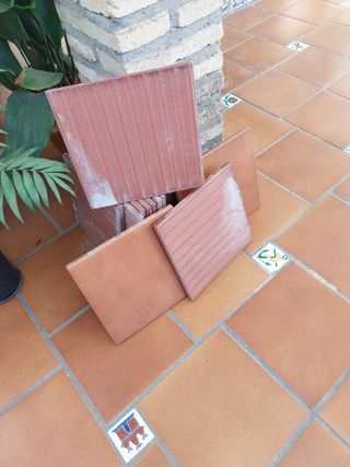 Losas de gres para patio/terraza color marrón.  