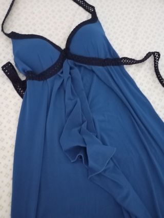 Abito elegante blu con dettagli neri..