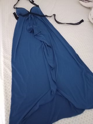 Abito elegante blu con dettagli neri..