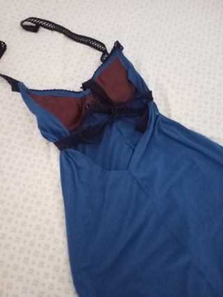 Abito elegante blu con dettagli neri..