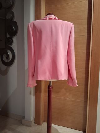 Chaqueta de vestir fucsia con volantes