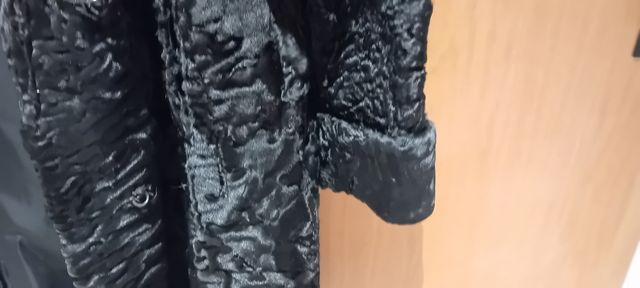Abrigo de Astracán Negro