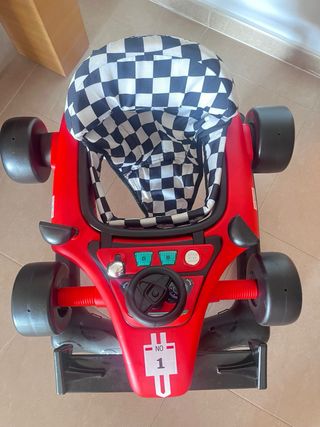 Andador bebé coche de carreras.