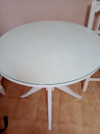 Mesa redonda blanca con sillas