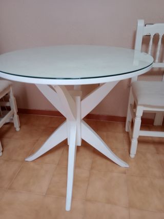 Mesa redonda blanca con sillas