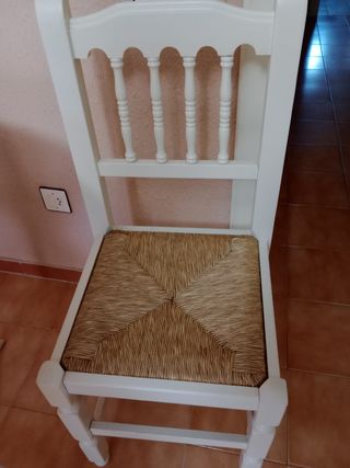 Mesa redonda blanca con sillas