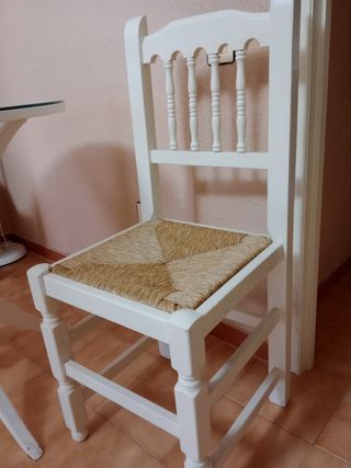 Mesa redonda blanca con sillas