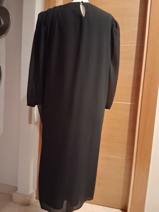 Vestido negro elegante con adorno