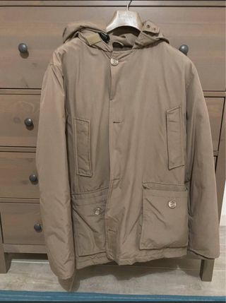 Cappotto uomo beige con cappuccio.