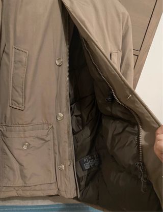 Cappotto uomo beige con cappuccio.