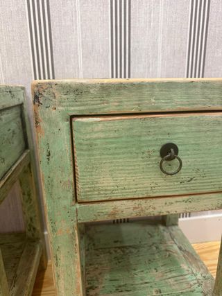 Mesita de noche de madera verde