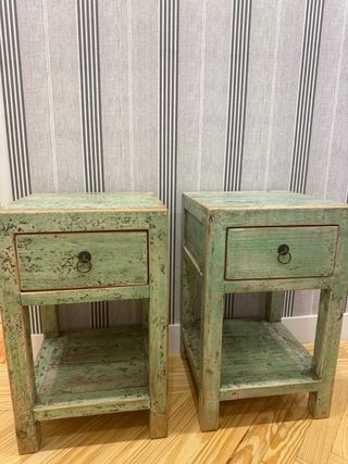 Mesita de noche de madera verde