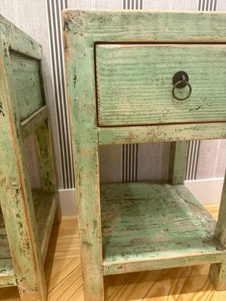 Mesita de noche de madera verde