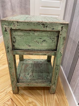Mesita de noche de madera verde