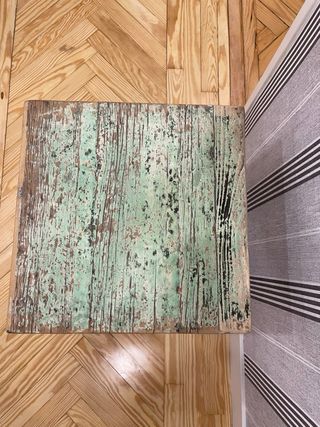 Mesita de noche de madera verde