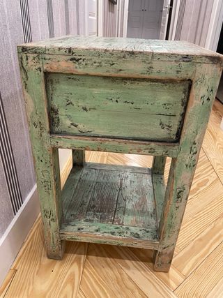 Mesita de noche de madera verde