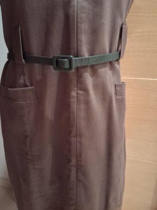 Vestido marrón con cremallera central