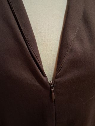 Vestido marrón con cremallera central