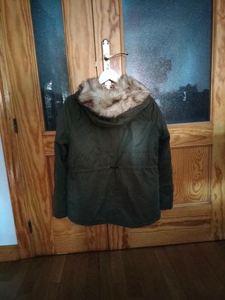 Abrigo verde con capucha