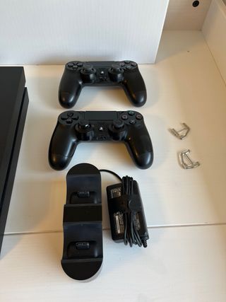 PS4 (PlayStation 4) con 2 mandos