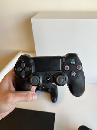 PS4 (PlayStation 4) con 2 mandos