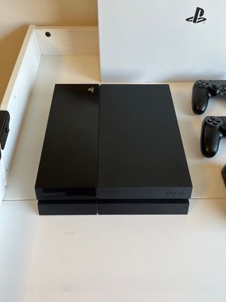 PS4 (PlayStation 4) con 2 mandos