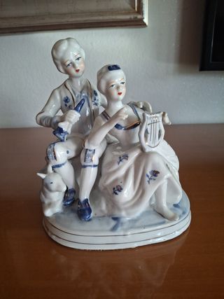 Ceramica coppia con strumenti musicali